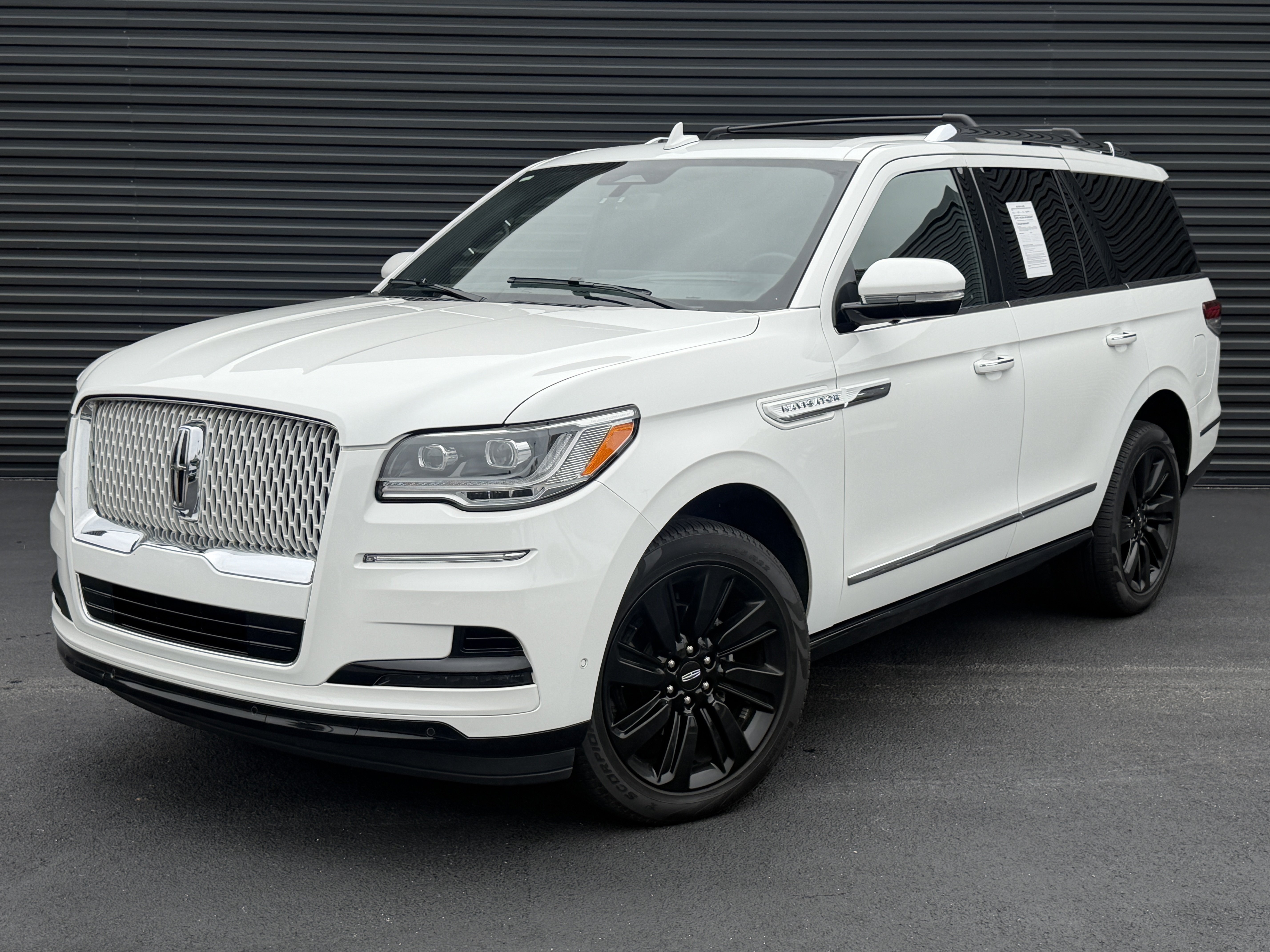 Used 2022 Lincoln Navigator Reserve AWD/4WD image 1