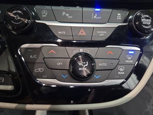 Used 2024 Chrysler Pacifica Touring-L image 24