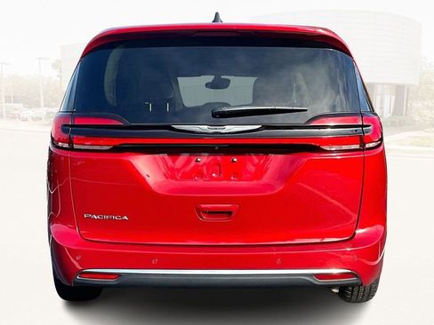 Used 2024 Chrysler Pacifica Touring-L image 5