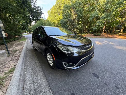 Used 2019 Chrysler Pacifica Touring-L FWD image 1