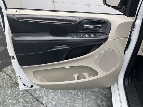 Used 2020 Dodge Grand Caravan SE w/ Rear Park Assist Package image 6