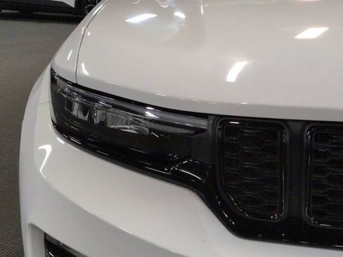 Used 2024 Jeep Grand Cherokee Limited w/ Black Appearance Package AWD/4WD image 9