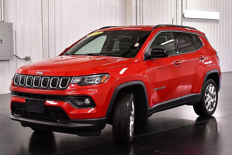 Used 2023 Jeep Compass Latitude AWD/4WD image 3
