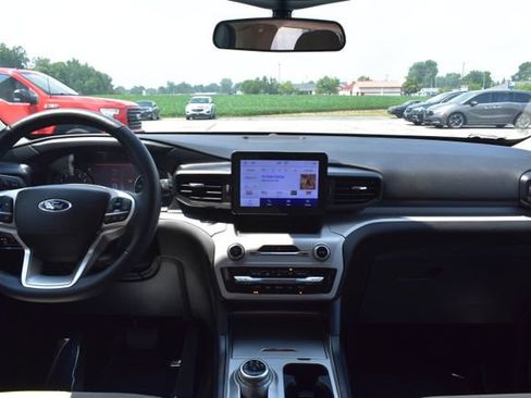 Used 2023 Ford Explorer XLT AWD/4WD image 34