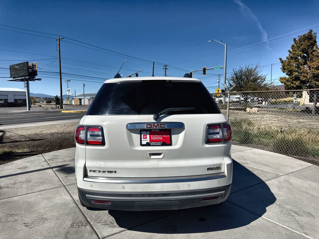 Used 2015 GMC Acadia SLE AWD/4WD image 4