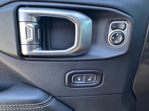 Used 2018 Jeep Wrangler Unlimited Sahara image 22