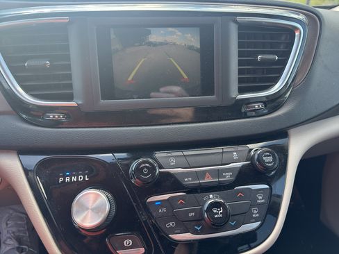 Used 2020 Chrysler Voyager Lxi FWD image 11