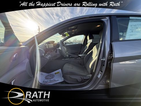 Used 2024 Hyundai Elantra SEL image 12