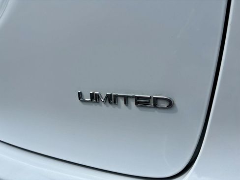 Used 2018 Chrysler Pacifica Limited FWD image 36