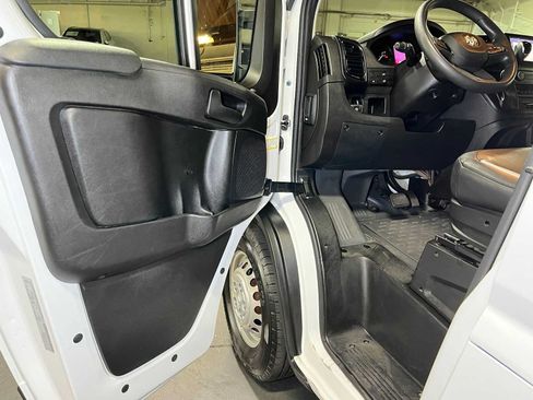 Used 2024 RAM ProMaster 2500 w/ Convenience Group FWD image 18