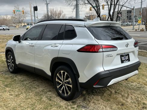 Used 2024 Toyota Corolla Cross XLE w/ Convenience Package image 9