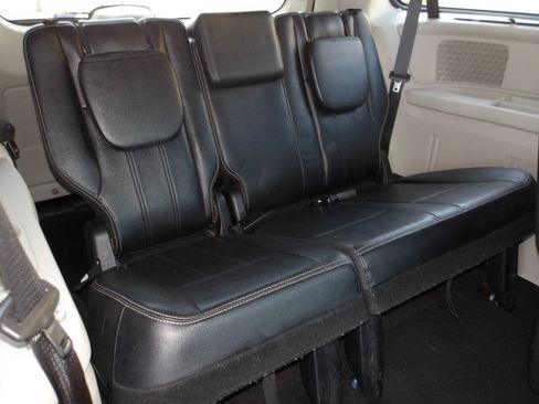 Used 2014 Chrysler Town & Country Touring-L w/ Driver Convenience Group FWD image 24
