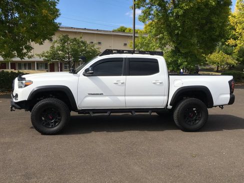 Used 2021 Toyota Tacoma TRD Off-Road w/ Technology Package AWD/4WD image 3