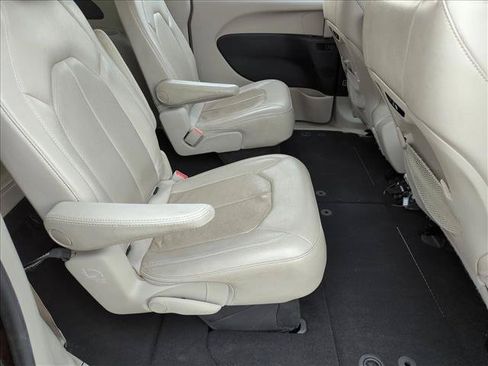 Used 2021 Chrysler Pacifica Touring-L w/ Premium & Safety Sphere Group FWD image 19