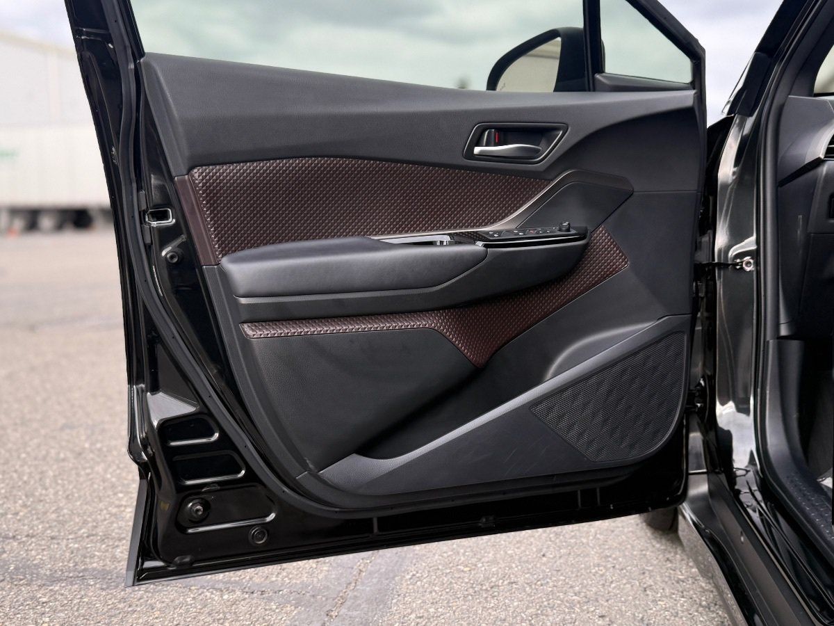 Used 2019 Toyota C-HR Limited FWD image 13