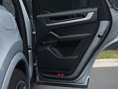 Certified 2025 Porsche Cayenne AWD/4WD image 31