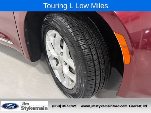 Used 2017 Chrysler Pacifica Touring-L w/ Tire & Wheel Group FWD image 15