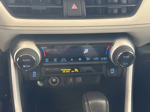 Used 2021 Toyota RAV4 XLE w/ Convenience Package FWD image 6