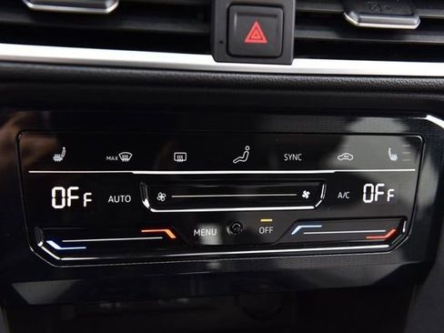 Used 2025 Volkswagen Taos SE FWD image 14