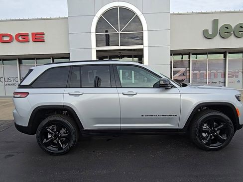 New 2025 Jeep Grand Cherokee Laredo image 9
