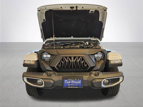 Used 2019 Jeep Wrangler Unlimited Sahara w/ Uconnect 4C Nav & Sound Group image 4