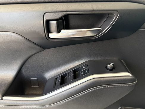 Used 2022 Toyota Highlander XLE FWD image 10