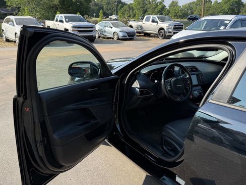 Used 2017 Jaguar XE RWD image 9