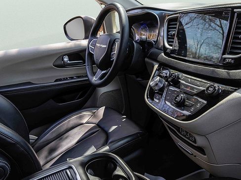 Used 2023 Chrysler Pacifica Touring-L FWD image 26