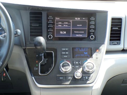Used 2020 Toyota Sienna L image 25