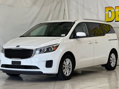 Used 2017 Kia Sedona LX w/ LX Essentials Premium Package image 8