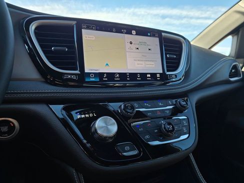 New 2027 Chrysler Pacifica Limited AWD/4WD image 18