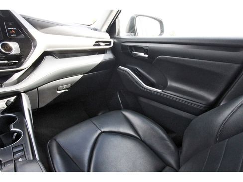 Used 2023 Toyota Highlander XLE FWD image 13