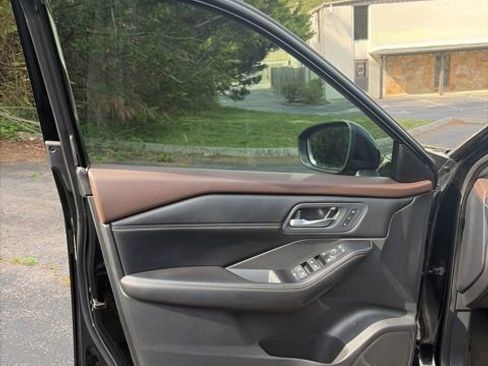 Used 2023 Nissan Rogue SL w/ SL Premium Package image 12