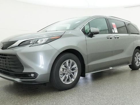 New 2026 Toyota Sienna XLE image 17