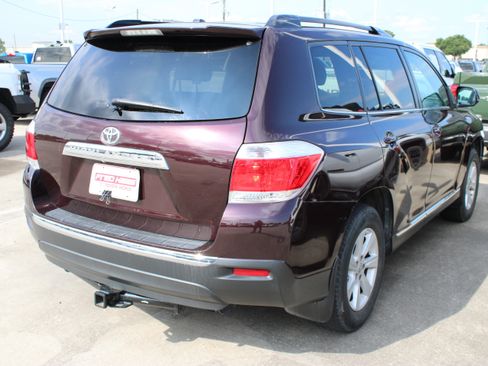 Used 2012 Toyota Highlander SE FWD image 9