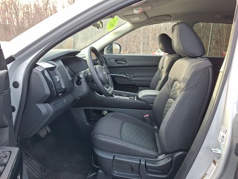 Used 2023 Nissan Pathfinder S image 11