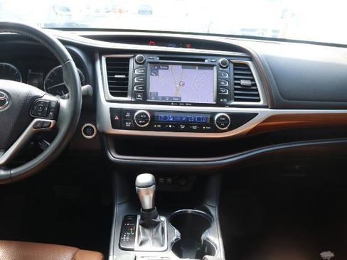 Used 2019 Toyota Highlander Limited FWD image 18