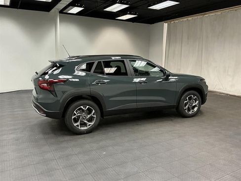 New 2026 Chevrolet Trax LT w/ LT Convenience Package FWD image 6