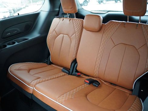 New 2026 Chrysler Pacifica Pinnacle image 12