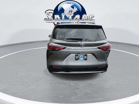 New 2026 Toyota Sienna Platinum image 8