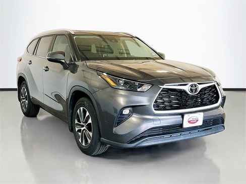 Used 2023 Toyota Highlander XLE image 3