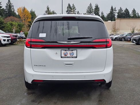 New 2026 Chrysler Pacifica Pinnacle image 7