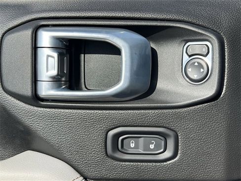 Used 2022 Jeep Gladiator Overland image 26