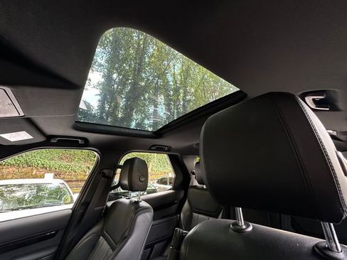 Used 2020 Land Rover Discovery SE image 28