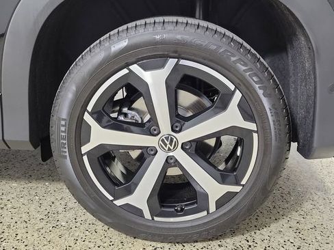 Used 2025 Volkswagen Tiguan SE FWD image 8