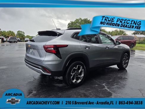 Used 2025 Chevrolet Trax LT w/ Driver Confidence Package FWD image 9