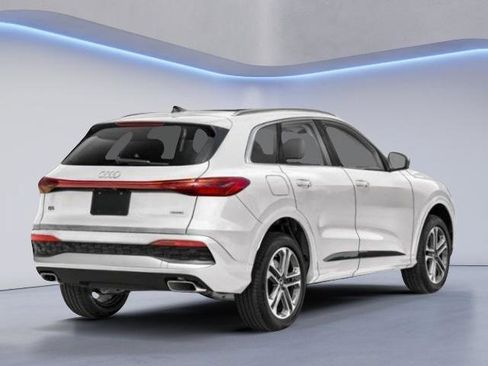 Certified 2025 Audi Q5 Premium AWD/4WD image 3