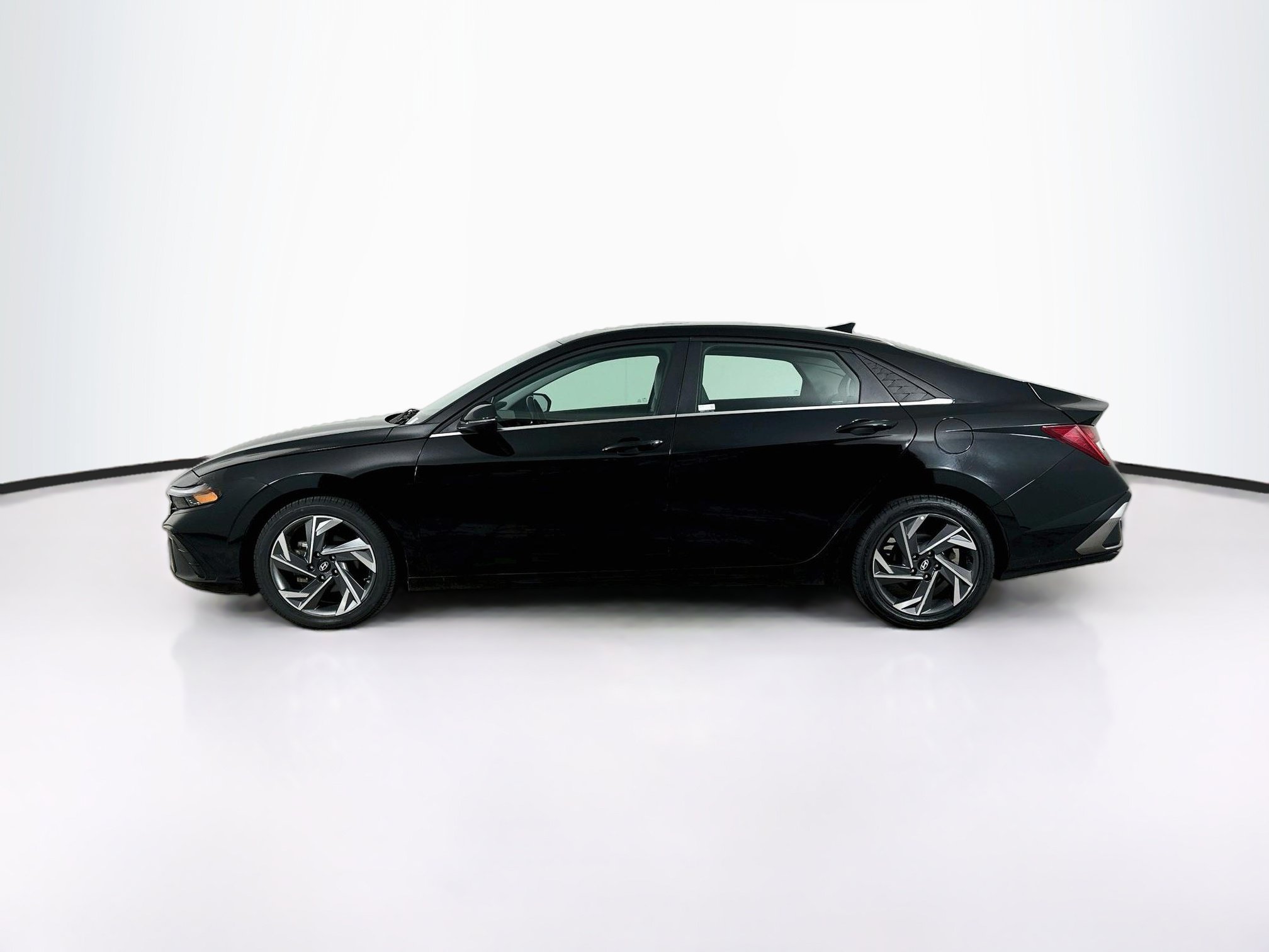 Used 2025 Hyundai Elantra Limited FWD image 4