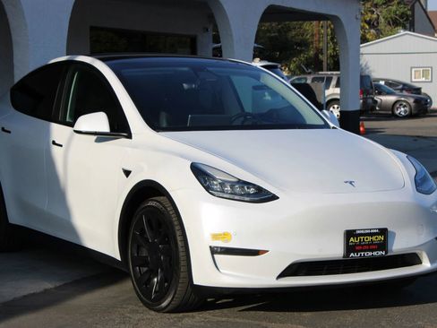 Used 2022 Tesla Model Y Long Range AWD/4WD image 3