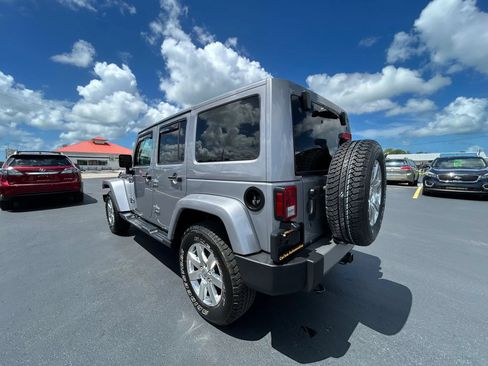 Used 2017 Jeep Wrangler Unlimited Sahara w/ Connectivity Group AWD/4WD image 12